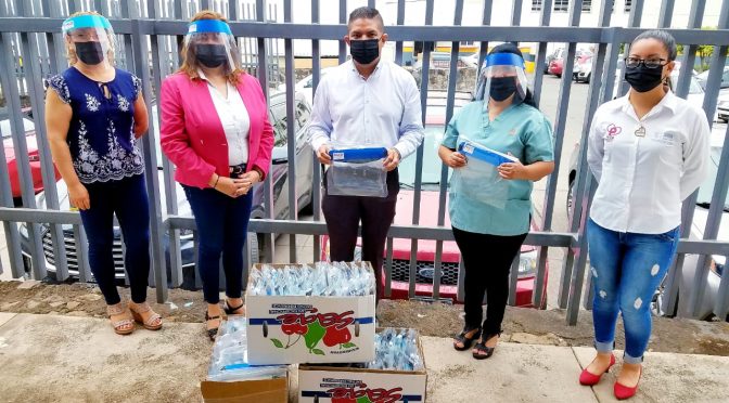 Paco Cedillo dona 150 caretas de protección facial a personal de salud en Uruapan