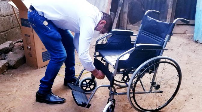 Paco Cedillo entrega cuatro sillas de ruedas a personas en situación de vulnerabilidad