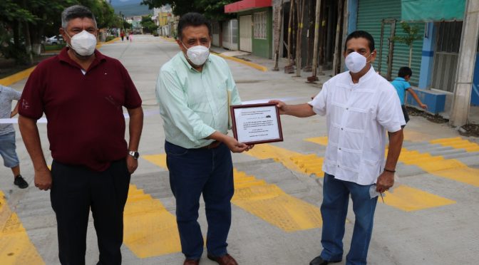 José Luis Cruz entrega pavimentación en el Fraccionamiento La Fuente