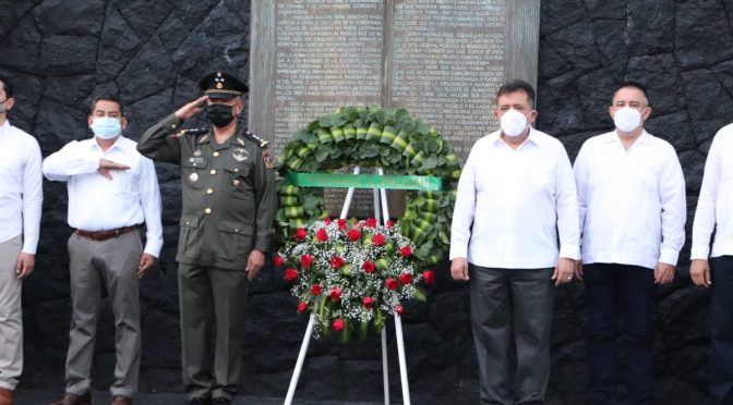 Con guardia de honor, José Luis Cruz conmemora 206 Aniversario de la Constitución de Apatzingán