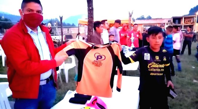 Paco Cedillo entrega premios a niños deportistas de San Lorenzo