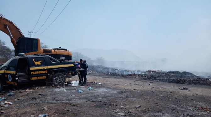 Combaten incendio en el basurero de Apatzingán